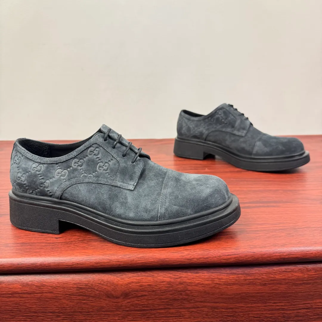 Batch 800 Gucci/Gucci new men's lace-up shoes with GG details, suede leather derby shoes! Rooted in the brand's heritage, these men's lace-up shoes are crafted from suede calfskin and embellished with GG-print embossed suede details in homage to Gucci's iconic monogram. The rubber sole decorated with GG pattern adds a touch of modern fashion to this design. Typical three-joint style design. European and American classic version, full calfskin lining. The overall upper texture is soft and the lining is comfortable and breathable. 2CM thickened soft rubber sole, easy to control. Versatile and stylish upper foot, multiple colors available to meet different matching needs, complete package! Size: 39-40-41-42-43-44 leather shoe size (can be customized to 38.45) Item number: 7826Z suede gray